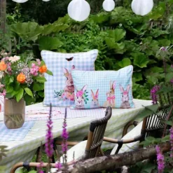 Baumwoll Kissen Hasen, 4 Kaninchen mit Blumen, hellblau-weiß kariert, 35x45cm, Mars & More
