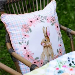 Baumwoll Kissen Hasen, Kaninchen im Blumenkranz, hellblau/rosa kariert, 45x45cm, Mars & More
