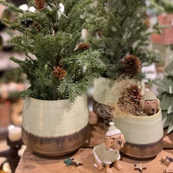 Deko Hund Winter, Hund mit Schal und Pudelmütze, braun-grün, 14cm