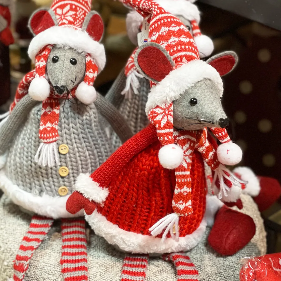 Deko Maus, Weihnachtsmaus Albert mit Strickmütze und Schal, Bammelbeine, grau/rot, 43cm