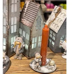 Deko Winterkind Mädchen mit Geschenk, Wintermädchen mit Mütze und Weste, 10cm