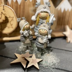 Deko Winterkind Mädchen mit Geschenk, Wintermädchen mit Mütze und Weste, 10cm