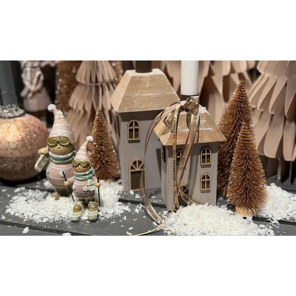 Dekofigur Skifahrer mit Skibrille, Winterkind mit Ski und Riesenpulli, 10cm