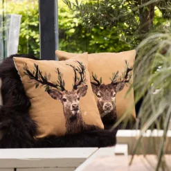 Gobelin Kissen Hirsch, Hirsch mit weißer Blume und Blättergeweih, 45x45cm, Mars & More