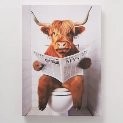 Leinwandbild lustiges Hochlandrind Lumpi beim Zeitungslesen, Stier auf Toilette, 50x70cm