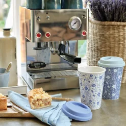 Porzellanbecher Blümchen To Go, Becher mit Deckel, blau-weißes Blumenmuster