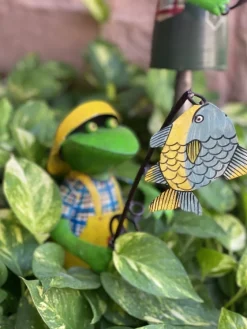 Zaunhocker Frosch Angler, Metallfrosch mit Angel und Fisch, gelbe Schürze, 25cm